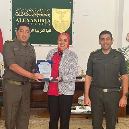 تكريم الأستاذ الدكتور / دعاء الدرديري أبو الحسن عميدة الكلية عن العرض الرياضي الذى شاركت به الكلية بالندوة التثقيفية الخامسة والثمانون لقوات الدفاع الشعبي والعسكري